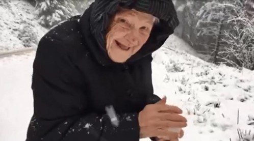 Una mujer centenaria jugando con la nieve enternece a Facebook Una mujer centenaria jugando con la nieve enternece a Facebook