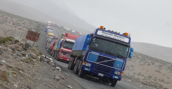 Miles de camiones permanecen varados en la frontera con Chile a la espera de entregar su mercadería. (Foto de Miguel Melendres)