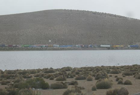 Miles de camioneros bolivianos sufren el perjuicio de la medida de presión y padecen las inclemencias del clima.