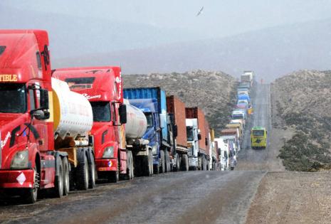 Camiones varados se ven en la frontera con Chile en Tambo Quemado, funcionarios de aduanas chilenas van a la huelga, 26 de mayo de 2015. Decenas de conductores y sus familiares protestaron en frente del consulado del Chile en La Paz el jueves, exigiendo