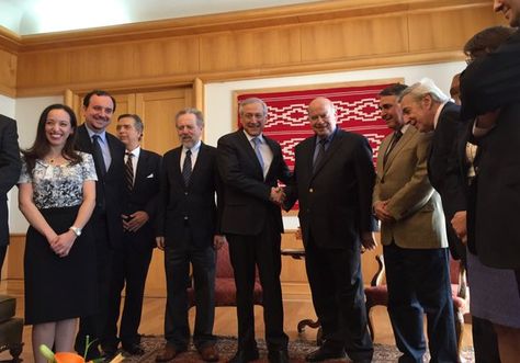 El canciller chileno Heraldo Muñoz junto el equipo de asesores en Santiago. Foto: @Minrel_Chile