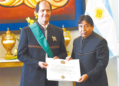 Acto. El embajador Ariel Basteiro recibe el Cóndor de los Andes de manos del canciller David Choquehuanca.