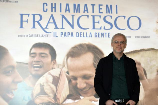 El cineasta italiano Daniele Luchetti posa durante el lanzamiento del filme "Llámenme Francisco", sobre la vida del papa, el 26 de noviembre de 2015 en Roma