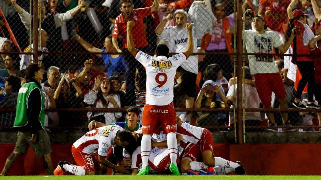 Los jugadores de Huracán celebran junto a su hinchada la clasificación a la final. Foto. Reuters