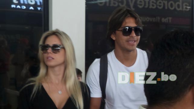 Martins y su esposa en el aeropuerto Viru Viru al promediar las 12:30 de este jueves. Foto: Nataly Carrión