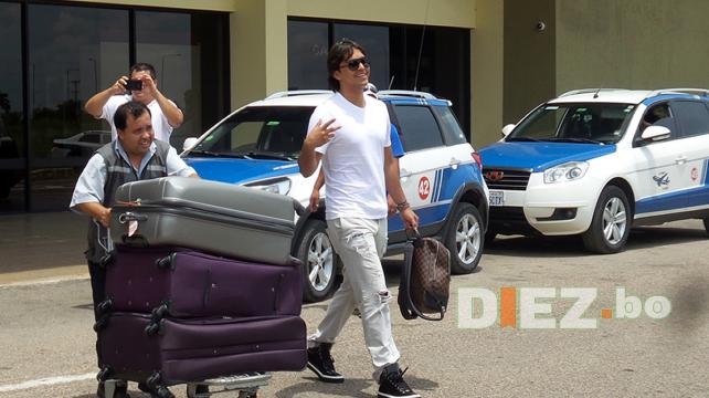 El delantero boliviano se dirige a su movilidad. Foto: Nataly Carrión