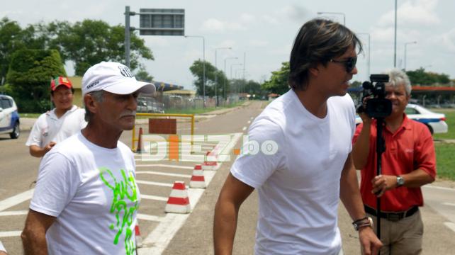 Martins reuniéndose con su familia afuera del aeropuerto. Foto: Nataly Carrión
