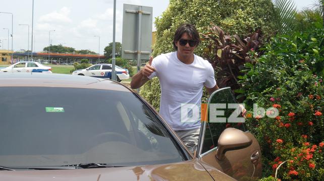 El delantero se despide de todos los que le dieron la bienvenida a Santa Cruz. Foto: Nataly Carrión