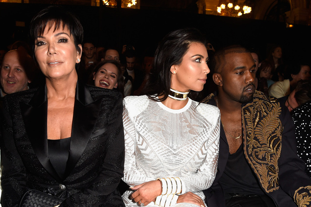 Kris Jenner, junto a Kim Kardashian y Kanye West en el front row del desfile de Balmain de septiembre de 2014.