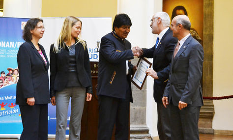 El representante de la OMS entrega al presidente Evo Morales el reconocimiento por los avances en la lucha contra la desnutrición infantil. Foto: ABI