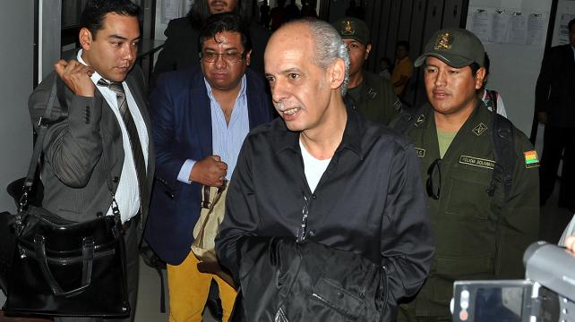 Carlos Chávez saliendo de la sala penal tras su audiencia de este viernes. Foto: APG