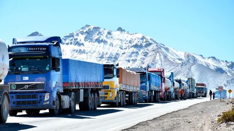 Camiones bolivianos afectados por el problema aduanero en Chile en junio de este año.