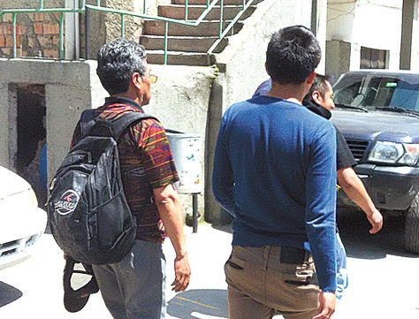 La Paz. Tres de los sospechosos, ayer, cuando eran trasladados a celdas policiales de la FELCC.