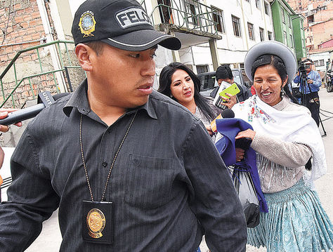 Indicios. La exministra Julia Ramos sale de las celdas de la FELCC de la ciudad de La Paz, ayer.