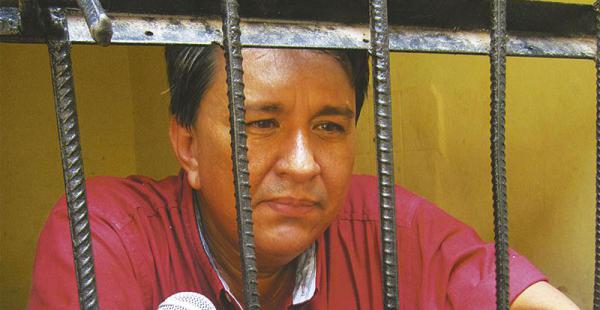 Protesta de los universitarios la comunidad universitaria asegura que la detención es abusiva e ilegal El rector de la Universidad de Beni, Luis Carlos Zambrano, pasó la noche en una celda de la Felcc