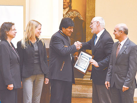 Acto. Leanes entrega el reconocimiento a Evo Morales, junto a otros representantes de la ONU.