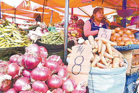 baja. En el mismo Rodríguez se vende a Bs 8 la cuartilla de cebolla. Foto: Miguel Carrasco