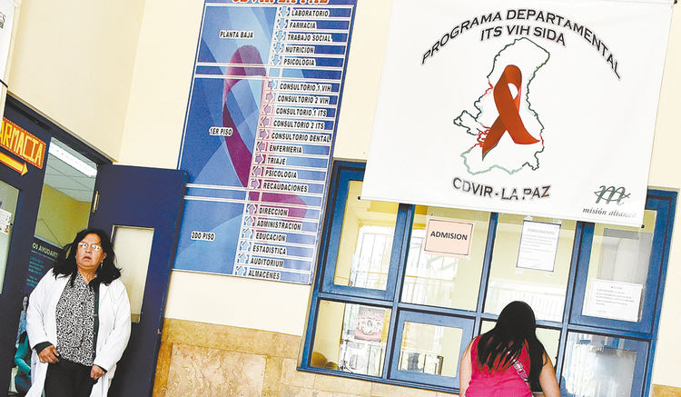 Medicación. En lo que va del año se han registrado 300 casos de infectados por VIH en el departamento de La Paz, casi uno por día. En el CDVIR paceño, ubicado en la avenida Manco Kápac, se hacen los análisis.