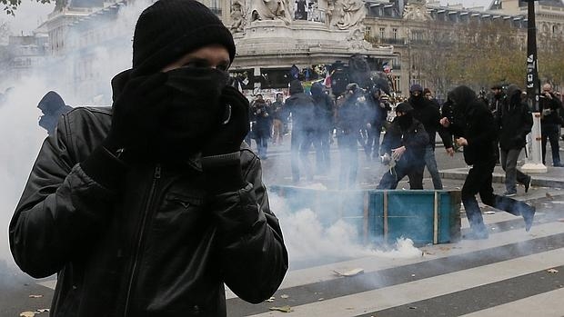 Protesta ecologista frente a las fuerzas policiales en la Plaza de la República de París