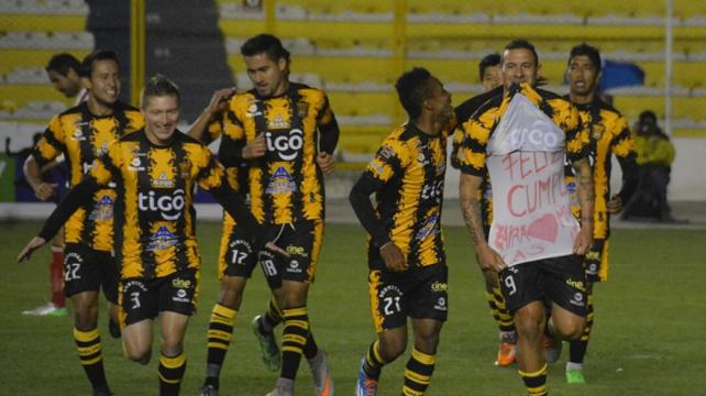 Carlos Neumann festeja el primer tanto a favor de su equipo. Foto: El Derribador