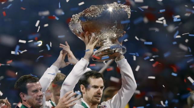 El equipo británico alzando el trofeo que los corona en la Copa Davis