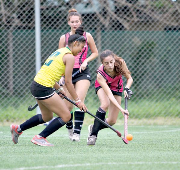 JUGADORAS EXPONEN SUS VIRTUDES EN SANTA CRUZ.