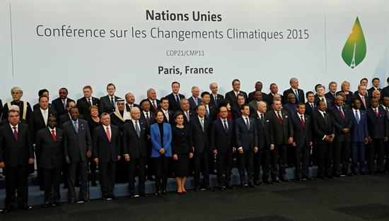 Líderes mundiales posan para la foto conjunta de la COP21 en París.