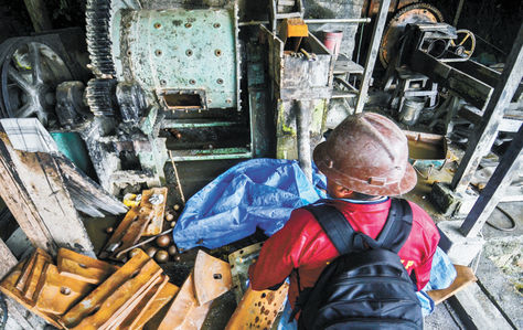 Un minero de la cooperativa Cruz del Sur observa el destrozo de sus equipos, tras el avasallamiento de comunarios ocurrido el 25 de octubre, en la provincia Nor Yungas de La Paz.