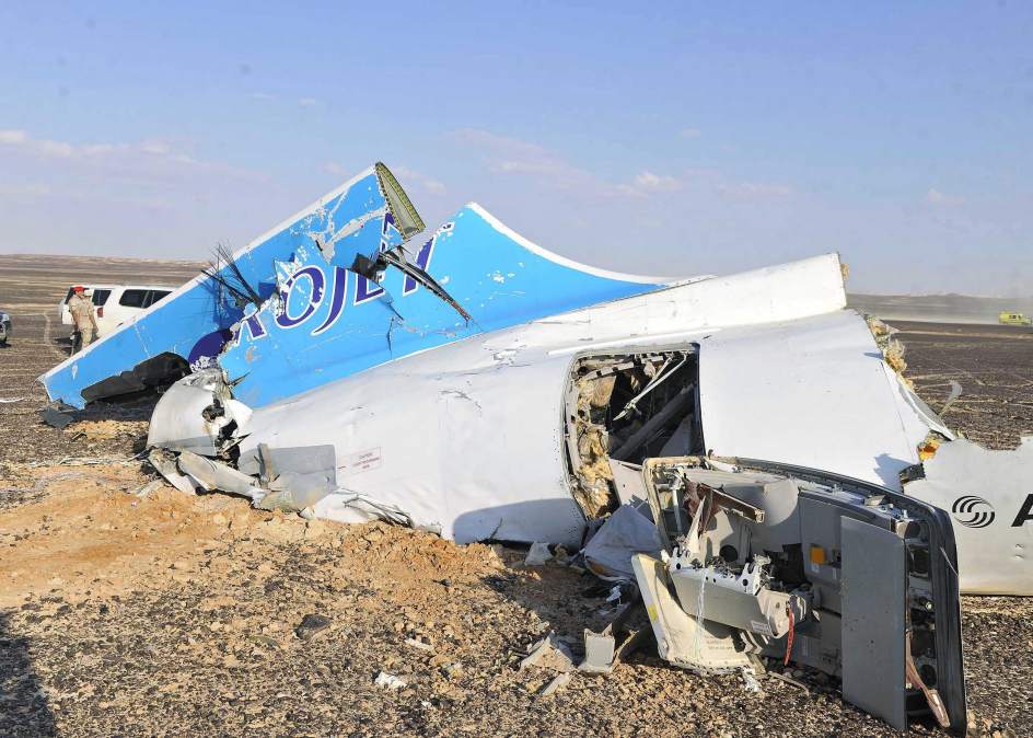 Restos del avión ruso de la compañía Metrojet, estrellado en la península del Sinaí con 224 personas a bordo.