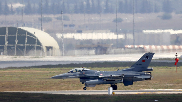 El caza F-16 de la Fuerza Aérea turca aterriza en la báse aérea de Incirlik