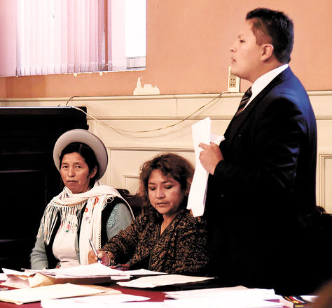 Proceso. Julia Ramos (izq.) junto a sus abogados en la audiencia.