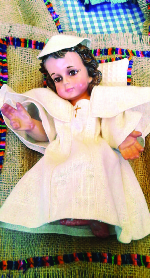 Réplicas del traje del Papa son la novedad para vestir al Niño Jesús