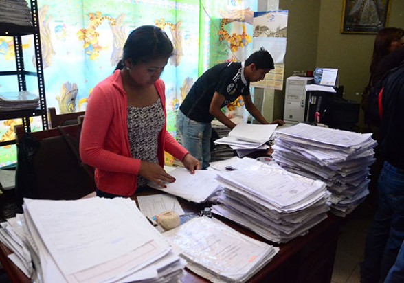 Funcionarios revisan archivos en el Tribunal de Justicia de Cochabamba, en 2014. - Carlos  López Gamboa Los Tiempos