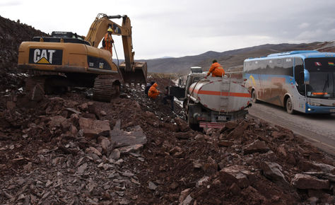 Trabajos en la Doble Vía Caracollo-Confital. Foto: La Razón