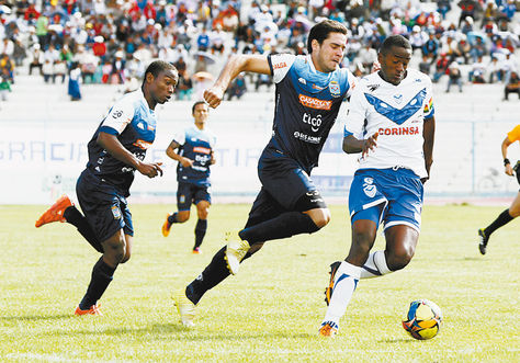 Oruro. Una acción del juego de ayer entre San José y Blooming. Foto: APG