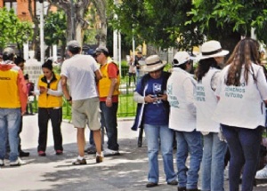 La Alcaldía frena en las plazas las campañas no autorizadas