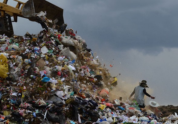 Montaña de basura Una pala cargadora bota la basura cerca de las mujeres recolectoras del botadero de Colcapirhua. - Carlos López Gamboa Los Tiempos