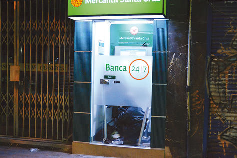 La Paz. Cajero ubicado en El Prado paceño que, pese a contar con un accesorio, es utilizado como dormitorio. Foto: Ignacio Prudencio