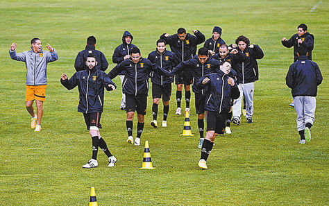 Atigrados. El DT Caballero (izq.) da instrucciones a sus jugadores durante una práctica en Achumani. Foto. Alejandra Rocabado