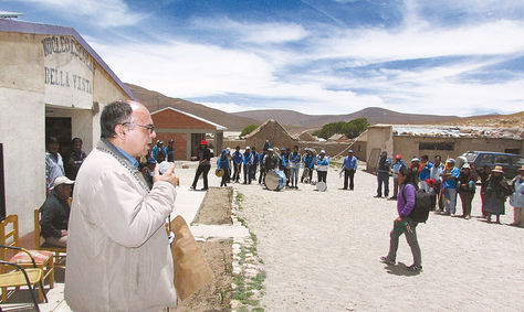 visita. Ferreira dialoga con comunarios cerca de frontera con Chile. Foto: Luis Mealla-archivo