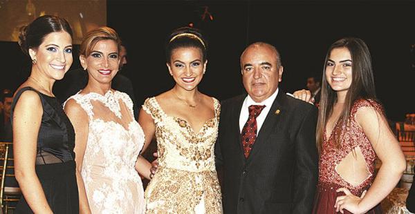 Natalia Feeney (centro) feliz, al lado de sus hermanas Sandra y Flavia. Y sus padres, la presentadora de TV Sandra Coscío y Miguel Ángel Feeney