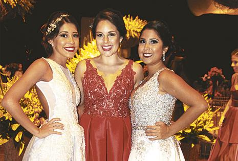 Las graduadas, Janaina Arteaga, Natalia Espinoza y Daniela Moreno, con las más recientes tendencias de trajes