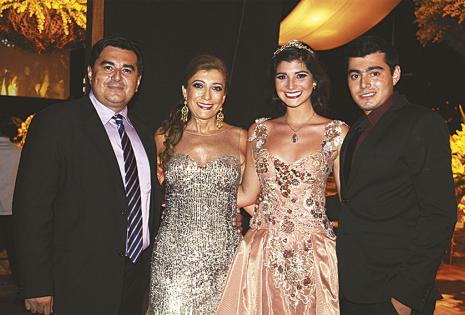 Luis Ricardo Blanco, Lolita Hiza y Ricardo Blanco acompañaron a la recién graduada, Noelia Blanco