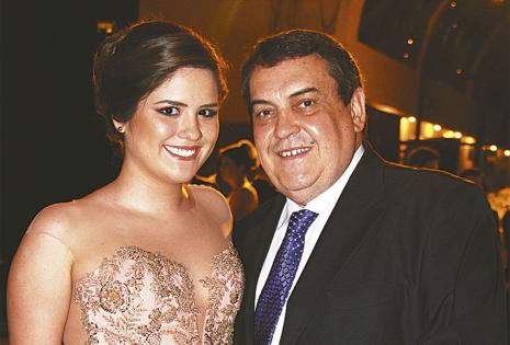 Isabella y su padre, Fernando Sattori, que no cabía de dicha por el paso importante en la vida de su hija