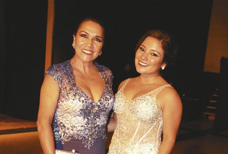 María Deisy Paz junto a su hija María Julia Chávez, una de las alumnas destacadas
