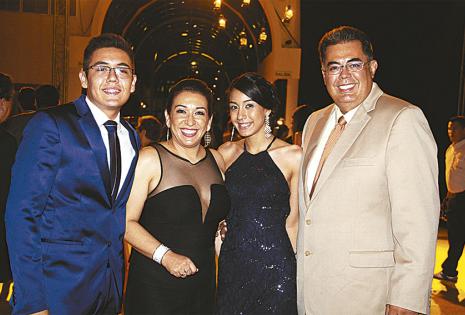 El fotógrafo Luis Arnez brotó pecho por la graduación de su hijo, Luis. Lo acompañó su esposa, Carol Mercado, y su hija, Valeria