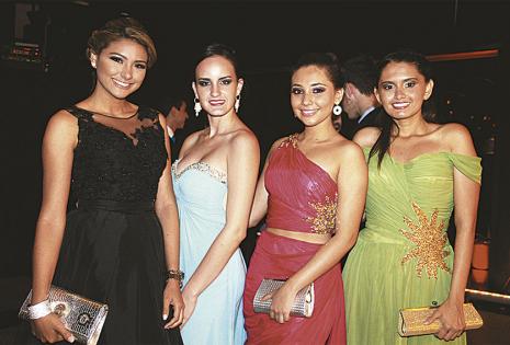 Anarela Tovías, Regina Daguer, Bianca Yureidini y Camila Mundaca llegaron temprano a la fiesta de graduación. Recibieron muchísimos piropos