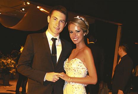 María Silvia Méndez recibió las felicitaciones, por su graduación, de su cortejo Luis Marco Paniagua. ¿Ella? Toda una princesa