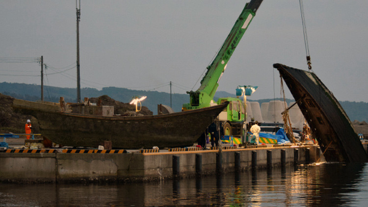 Barco de madera hallado el 21 de noviembre de 2015 en el puerto de Wajima, en la prefectura de Ishikawa, Japón