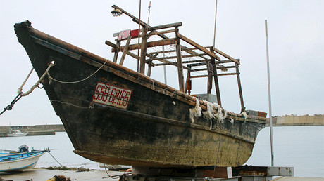 Barco de madera no identificado, Wajima, Japón, 29 noviembre 2015.